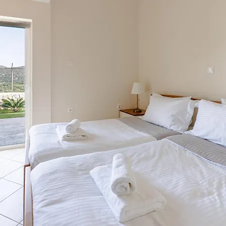 Avelios Villa Karefiliana